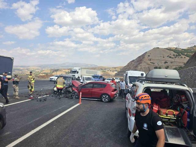 Bingöl’de trafik kazası: 6 yaralı 2