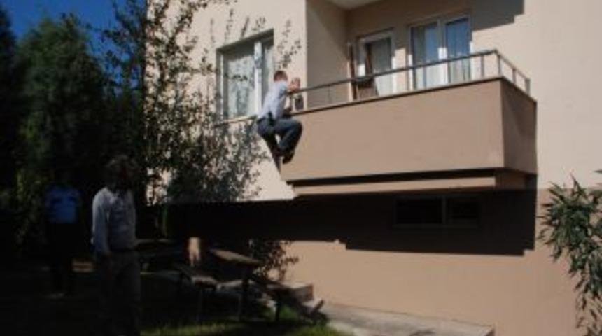 Balkondan eve giren ev sahibi polisi alarma geçirdi