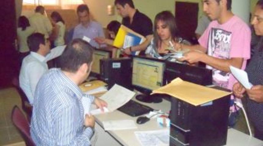 Rektör Danışmanı öğrencileri şekerle karşıladı