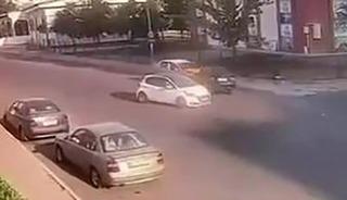 Diyarbakır&rsquo;da trafik kazası g&uuml;venlik kamerasına yansıdı
