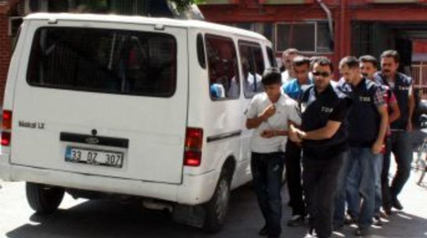 &Ouml;rg&uuml;t yandaşları sağlık raporu i&ccedil;in getirildikleri hastaneyi karıştırdı