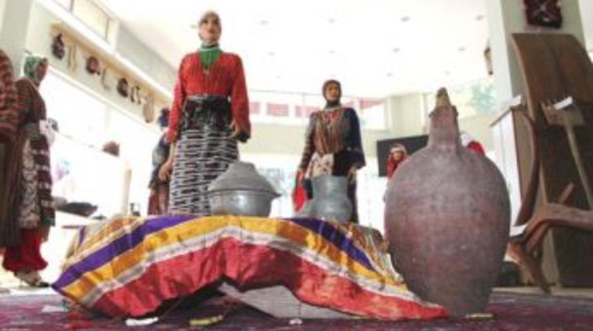 Dursunbey'de y&ouml;resel kıyafetler sergisi