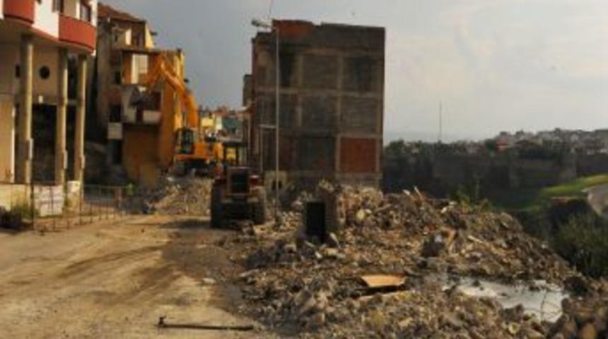 Erdoğdu yolunda yıkımlar devam ediyor