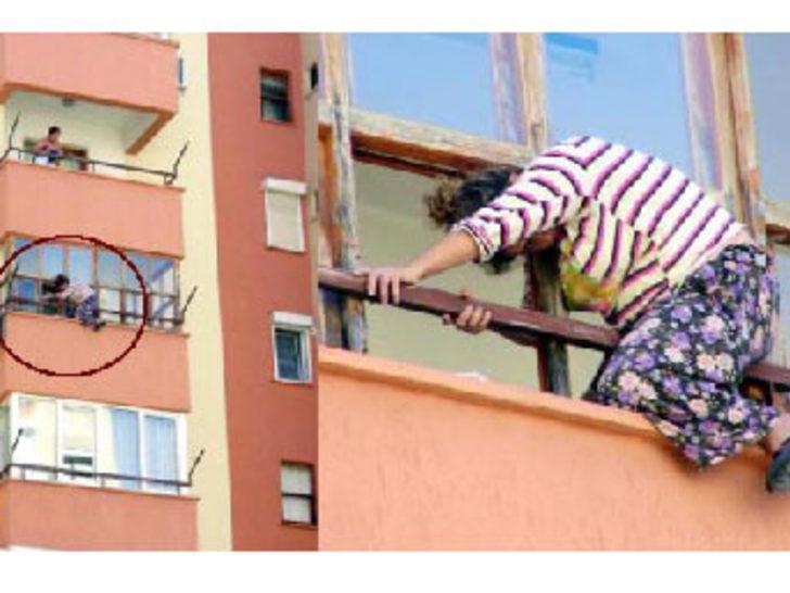 Temizlikçi kadın, balkon penceresinde sıkıştı