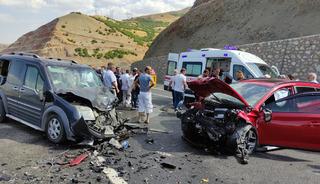 Bing&ouml;l'de hafif ticari ara&ccedil; ile otomobil &ccedil;arpıştı!