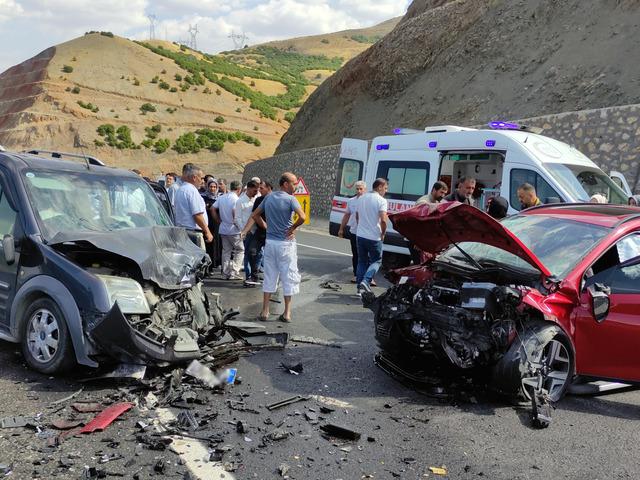 Bing&ouml;l'de hafif ticari ara&ccedil; ile otomobil &ccedil;arpıştı!