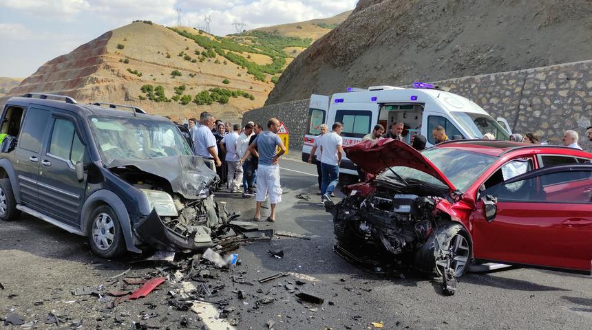 Bing&ouml;l'de hafif ticari ara&ccedil; ile otomobil &ccedil;arpıştı! 5 yaralı