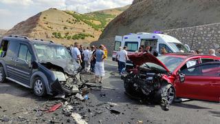 Bingöl'de hafif ticari araç ile otomobil çarpıştı! 5 yaralı