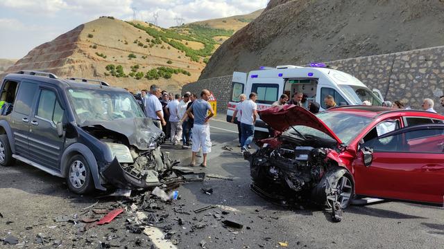 Bingöl'de hafif ticari araç ile otomobil çarpıştı! 5 yaralı