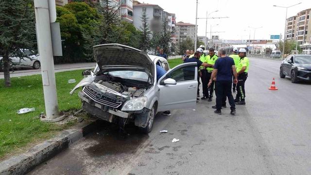 Kontrolden çıkan otomobil trambüs direğine çarptı: 2’si çocuk 4 yaralı 5
