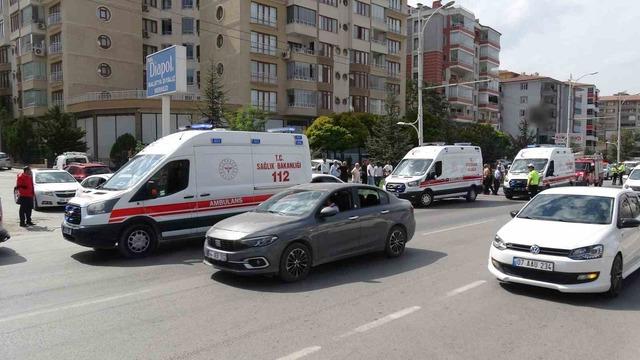 Kontrolden çıkan otomobil trambüs direğine çarptı: 2’si çocuk 4 yaralı 4