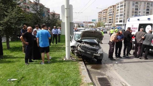 Kontrolden çıkan otomobil trambüs direğine çarptı: 2’si çocuk 4 yaralı 3