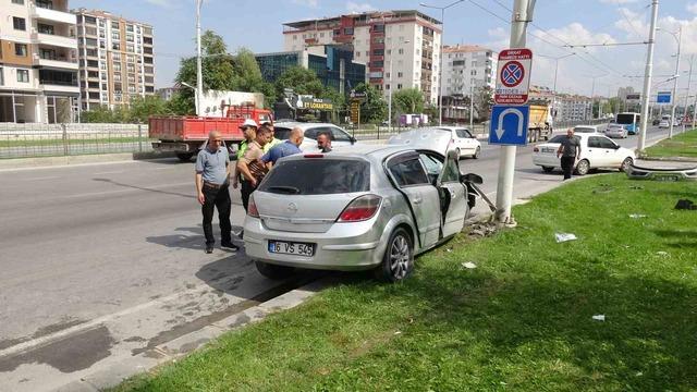 Kontrolden çıkan otomobil trambüs direğine çarptı: 2’si çocuk 4 yaralı 2