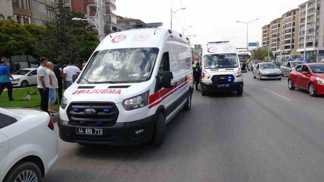 Kontrolden çıkan otomobil trambüs direğine çarptı: 2’si çocuk 4 yaralı 1