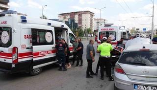 Kontrolden &ccedil;ıkan otomobil tramb&uuml;s direğine &ccedil;arptı: 2&rsquo;si &ccedil;ocuk 4 yaralı