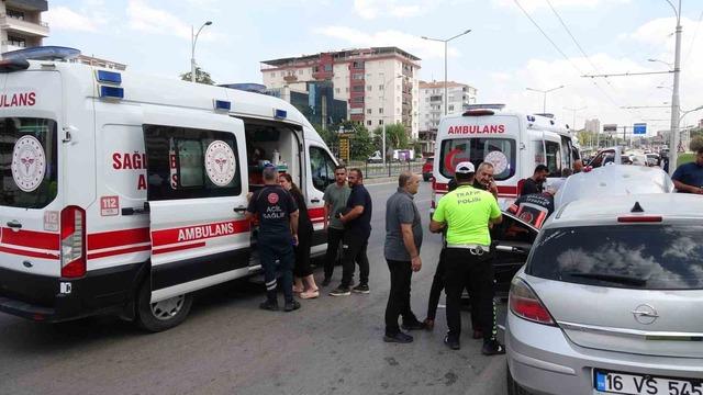 Kontrolden çıkan otomobil trambüs direğine çarptı: 2’si çocuk 4 yaralı