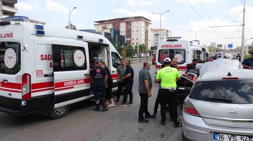 Kontrolden &ccedil;ıkan otomobil tramb&uuml;s direğine &ccedil;arptı: 2&rsquo;si &ccedil;ocuk 4 yaralı