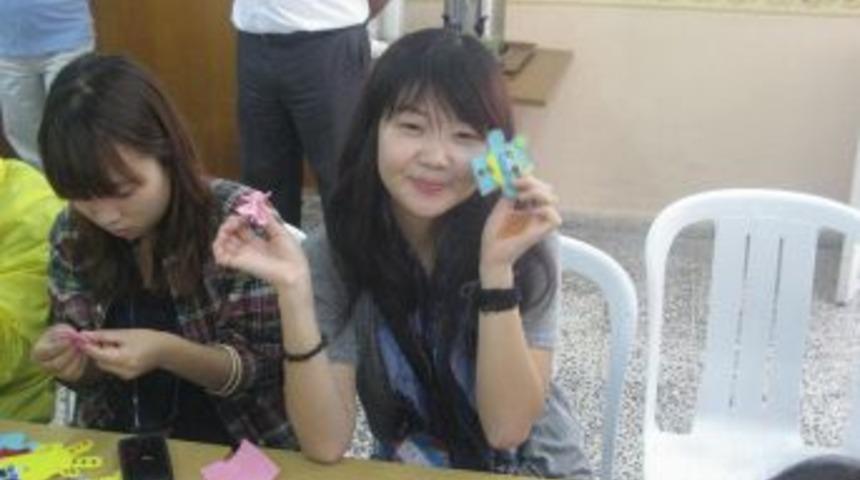 G&uuml;ney Koreli gen&ccedil;ler kukla ve &ccedil;anak yapımını &ouml;ğrendi