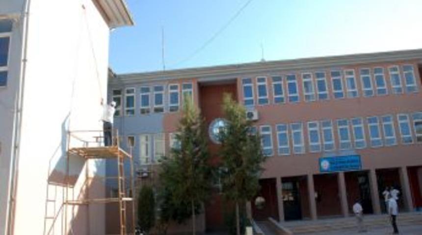 Eğitim sezonu &ouml;ncesi &ouml;ğretmenler kendi okulunu boyuyor