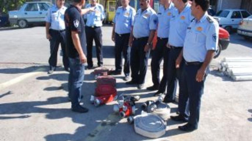 G&ouml;zleri kapatılan itfaiyeciler y&ouml;n bulmaya &ccedil;alıştı