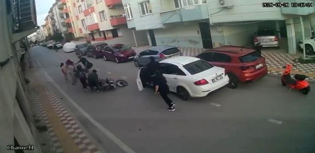 Aniden yola çıkan çocuğa motosiklet çarptı: Kaza anı kamerada 2