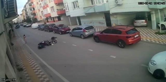 Aniden yola çıkan çocuğa motosiklet çarptı: Kaza anı kamerada 1
