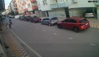 Aniden yola &ccedil;ıkan &ccedil;ocuğa motosiklet &ccedil;arptı: Kaza anı kamerada