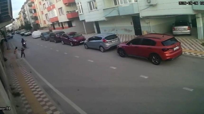 Aniden yola &ccedil;ıkan &ccedil;ocuğa motosiklet &ccedil;arptı: Kaza anı kamerada