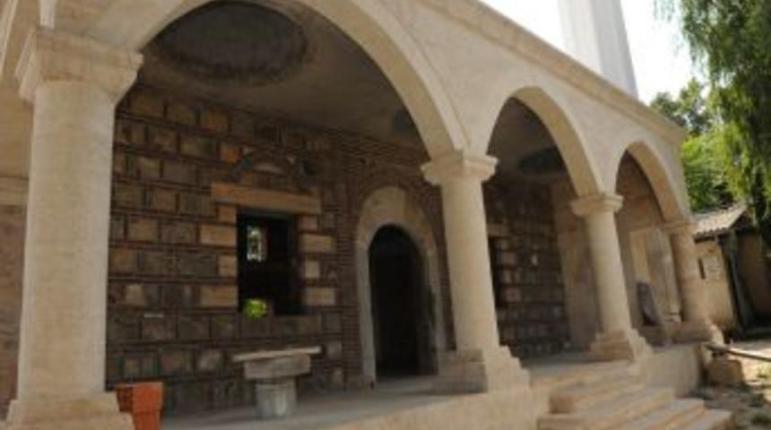 &Uuml;sk&uuml;p'teki Arasta Camii k&uuml;llerinden yeniden doğuyor