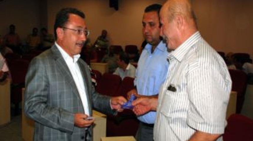 Başkan &Ouml;zt&uuml;rk Demirspor kombinelerini meclis &uuml;yelerine dağıttı