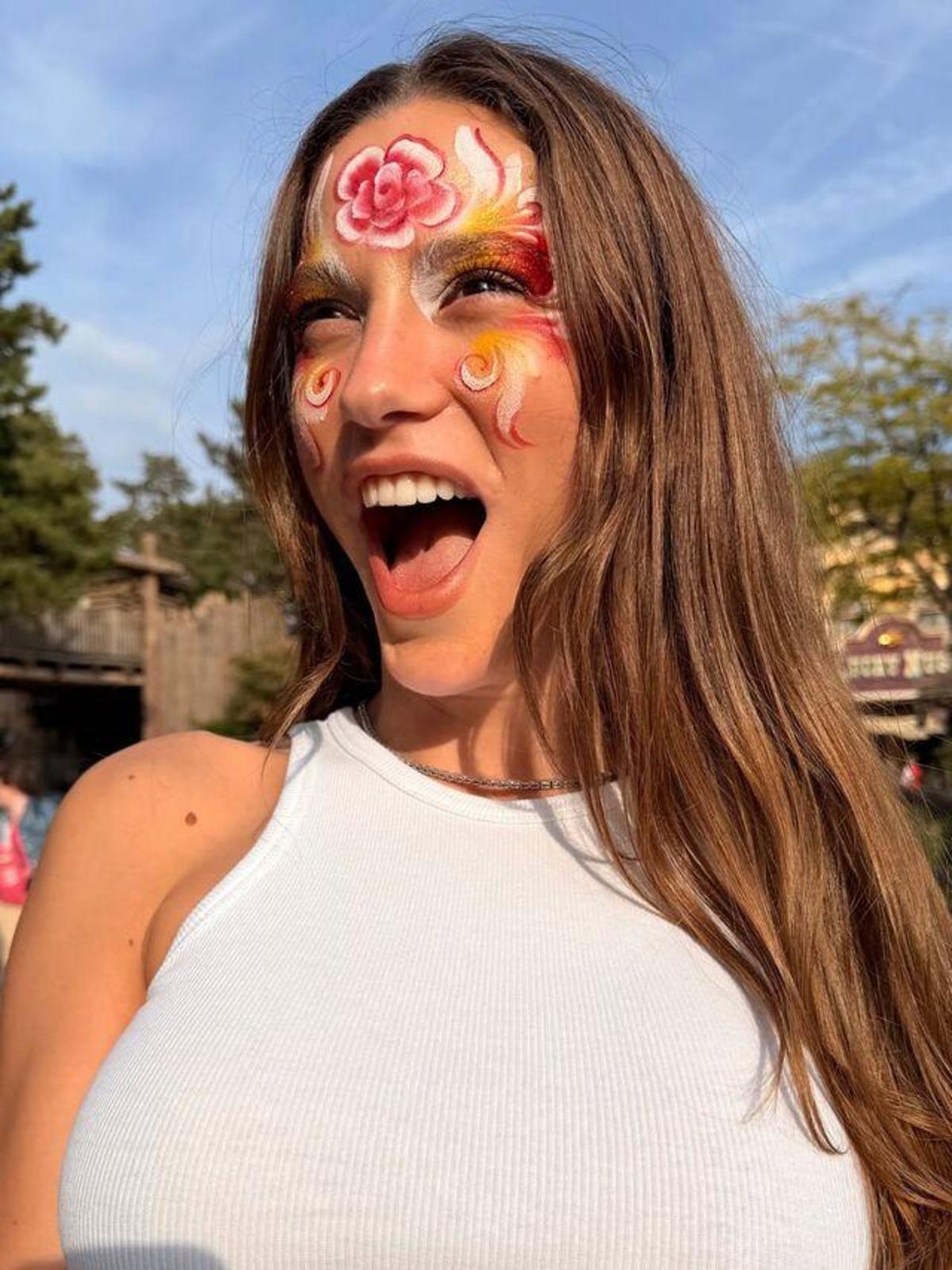 Serenay Sarıkaya Disneyland ın tadını çıkardı! Çocuklar gibi eğlendi 1
