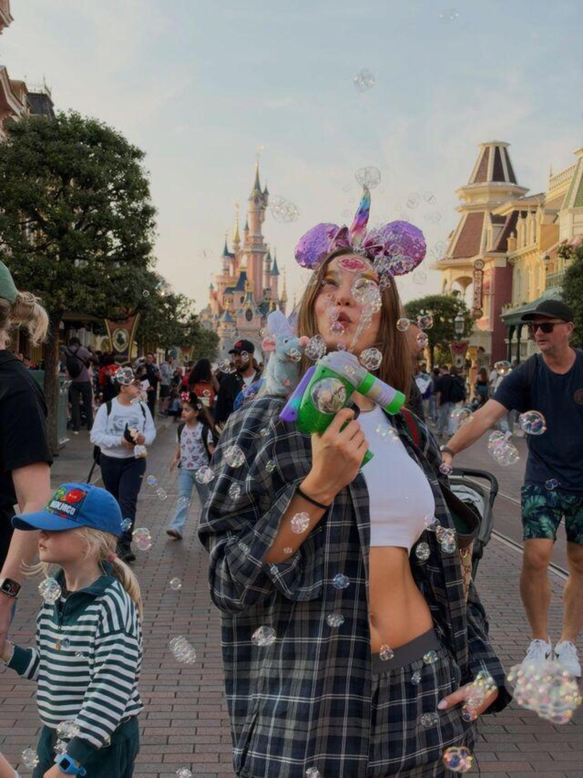 Serenay Sarıkaya Disneyland ın tadını çıkardı! Çocuklar gibi eğlendi 3