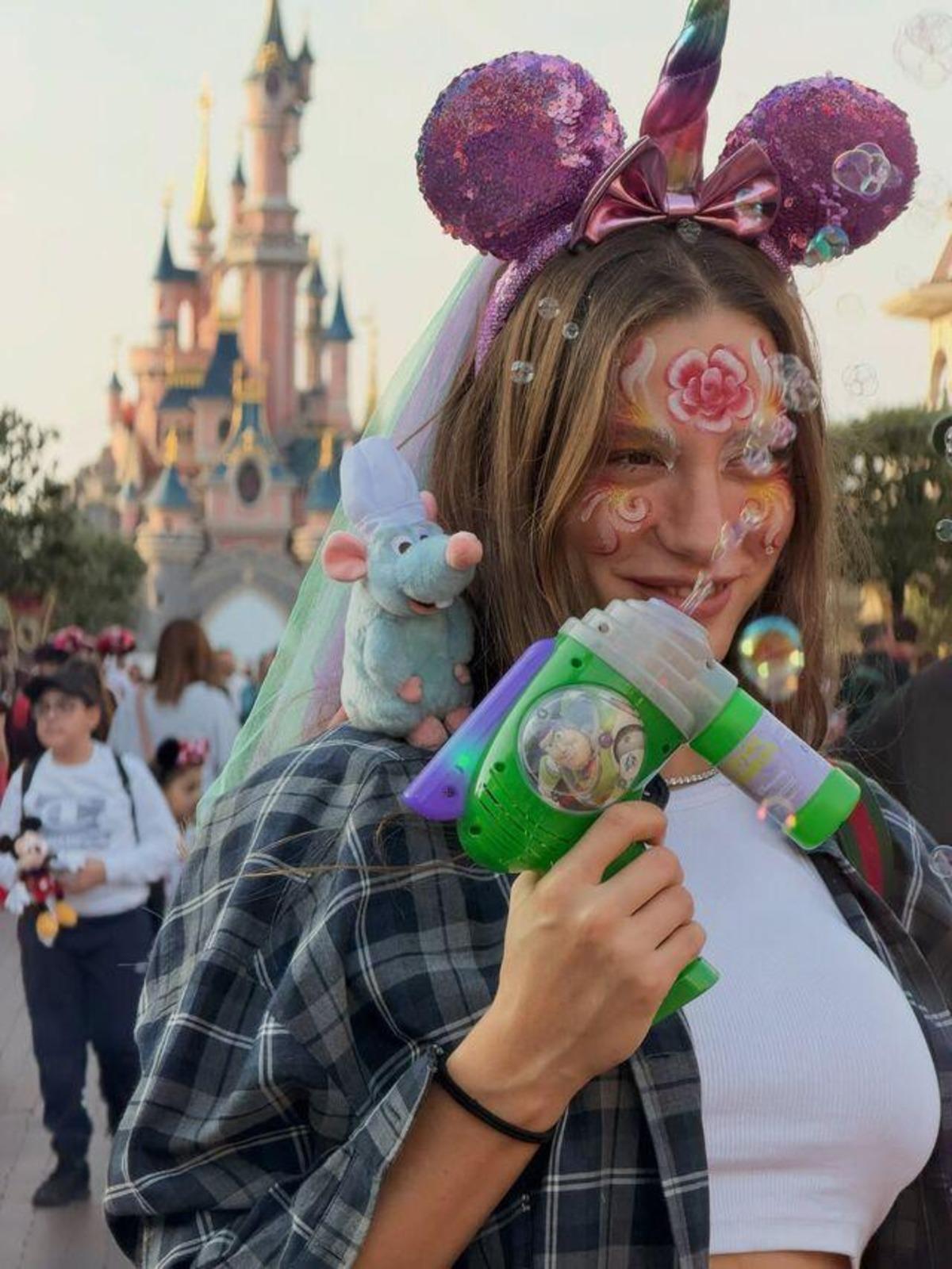Serenay Sarıkaya Disneyland ın tadını çıkardı! Çocuklar gibi eğlendi 4
