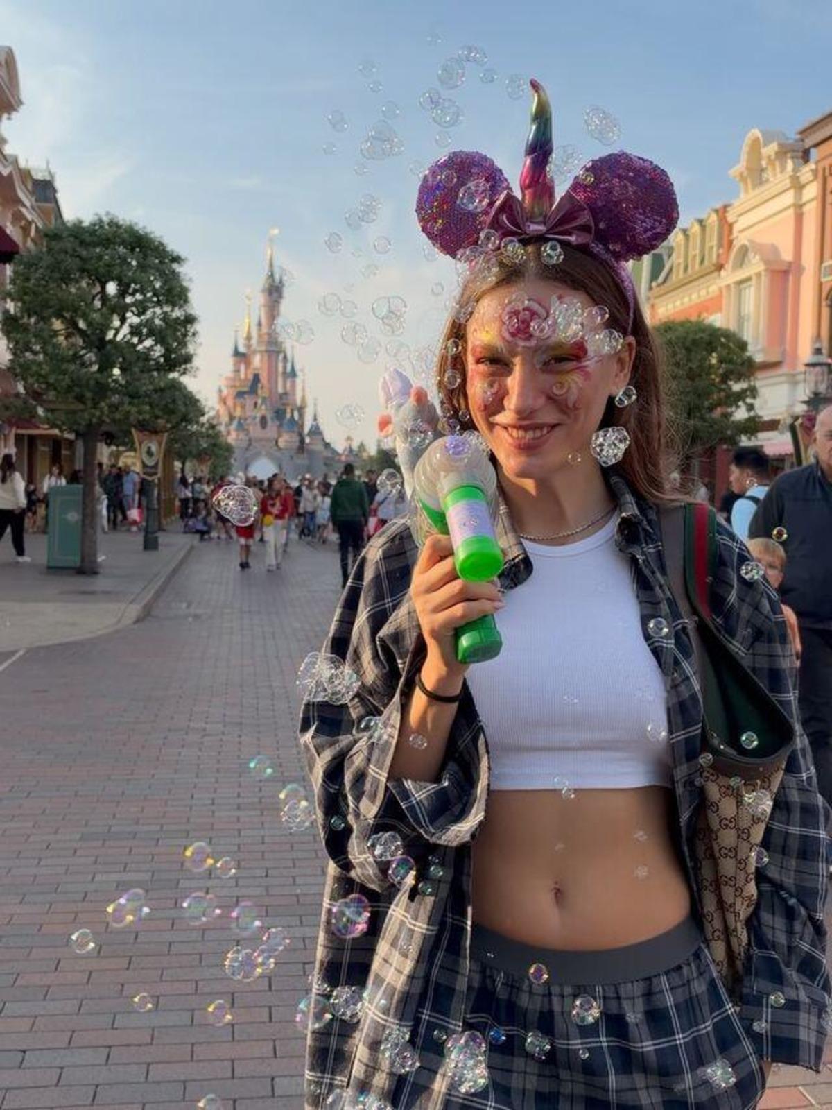 Serenay Sarıkaya Disneyland ın tadını çıkardı! Çocuklar gibi eğlendi 5