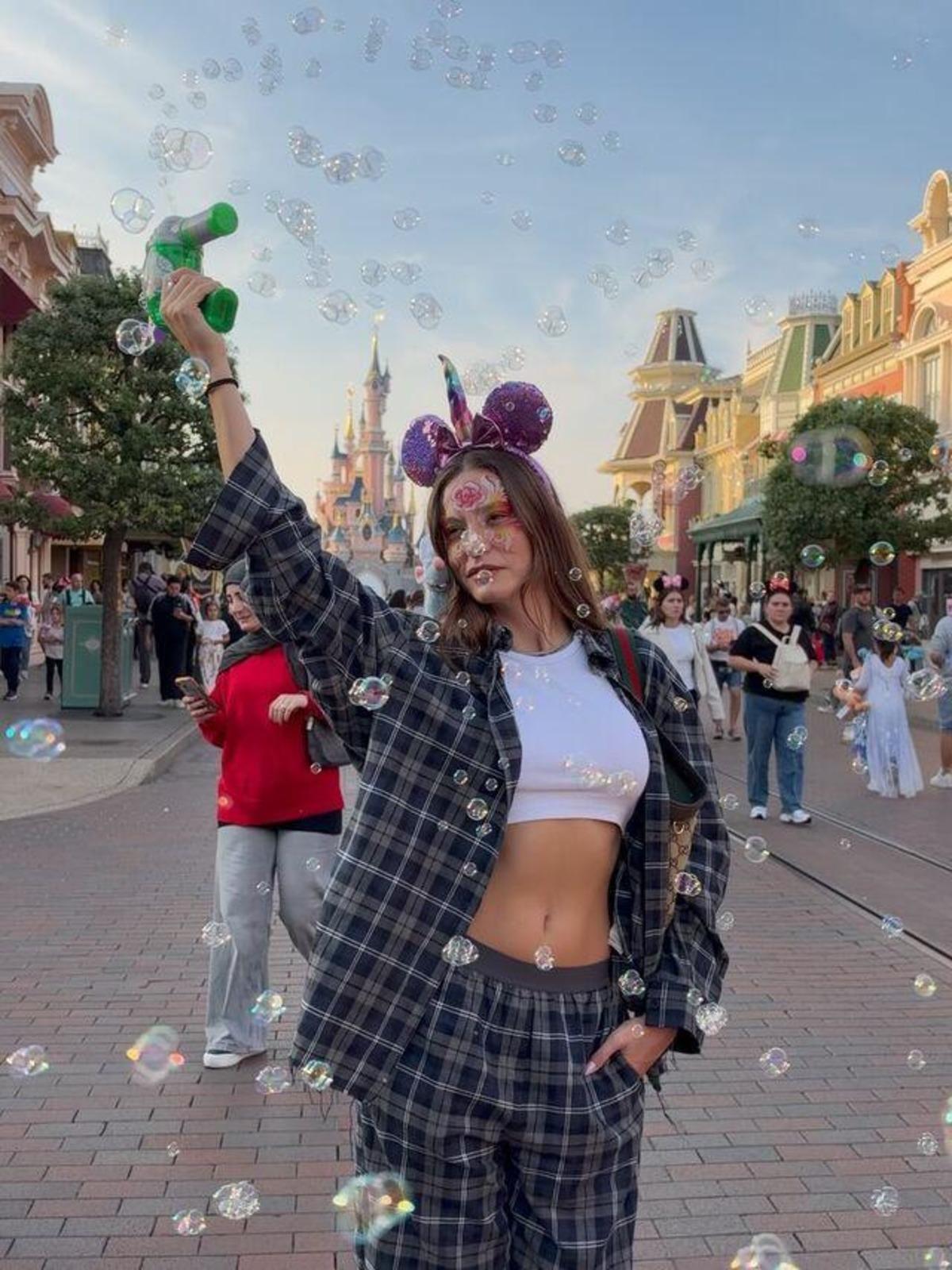 Serenay Sarıkaya Disneyland ın tadını çıkardı! Çocuklar gibi eğlendi 2