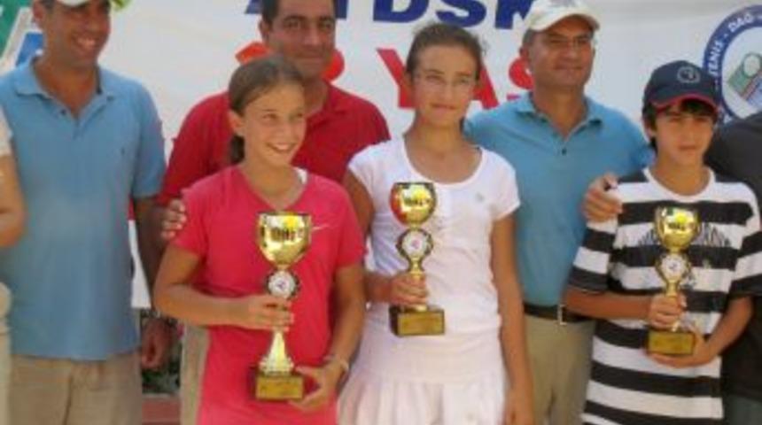 Bursalı tenis&ccedil;iden &ccedil;ifte şampiyonluk