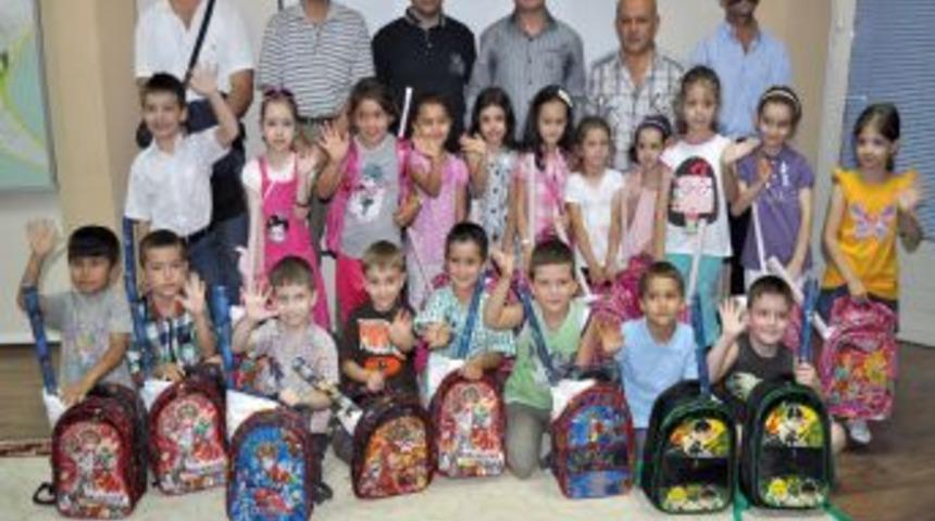 Miniklerin &ccedil;anta ve kırtasiye malzemesi Balıkesir Bakkallar Odası'ndan