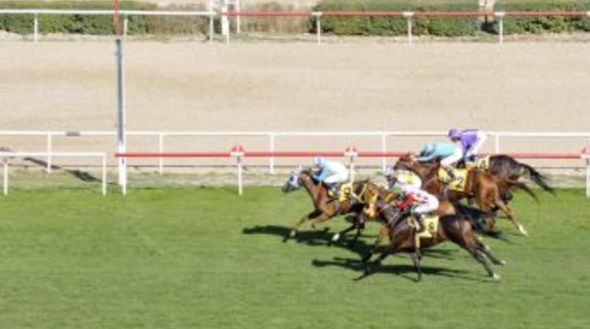 Atlar Yenimahalle i&ccedil;in koştu