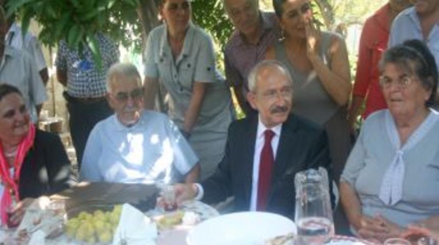 Kılı&ccedil;daroğlu 61 yıllık CHP&rsquo;li aileyi evinde ziyaret etti
