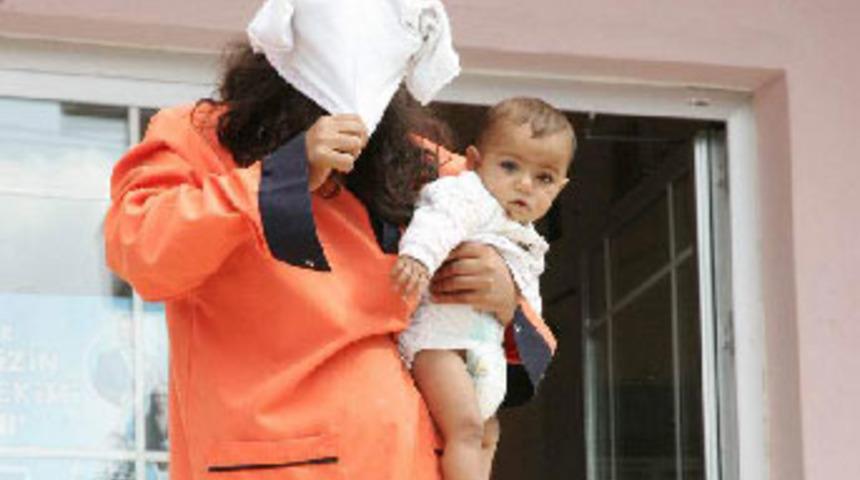 Yakalanacağını anlayınca soyunup ka&ccedil;tı