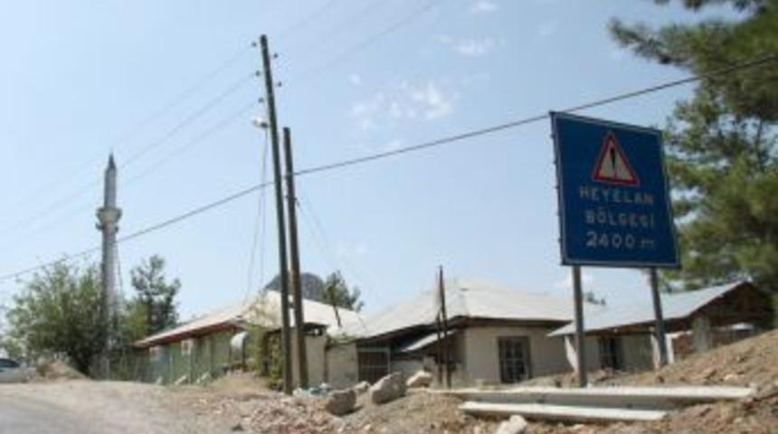 Sa&ccedil; minare g&ouml;renlerin dikkatini &ccedil;ekiyor