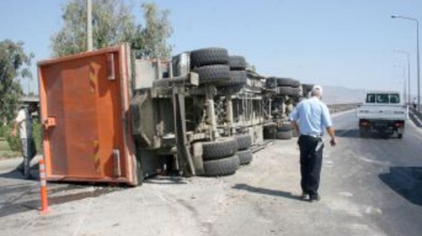 Devrilen &ccedil;&ouml;p kamyonunda iki kişi yaralandı