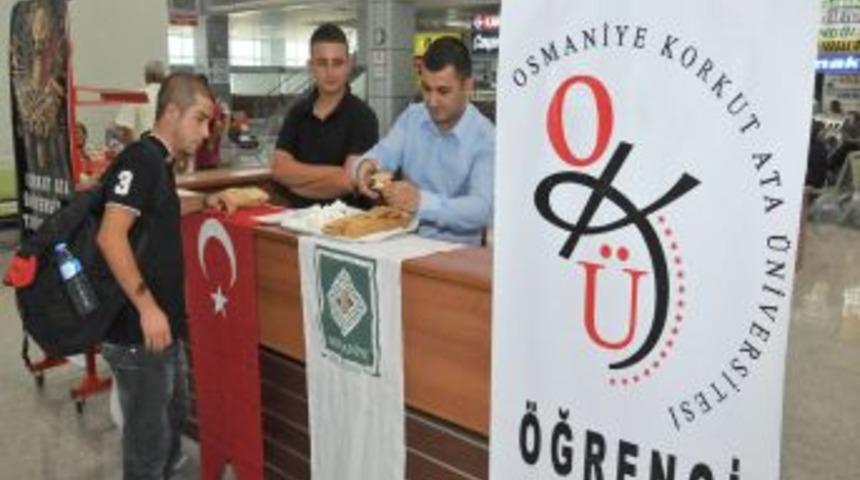 Osmaniye&rsquo;de &uuml;niversite &ouml;ğrencileri bisk&uuml;vi-lokumla karşılanıyor
