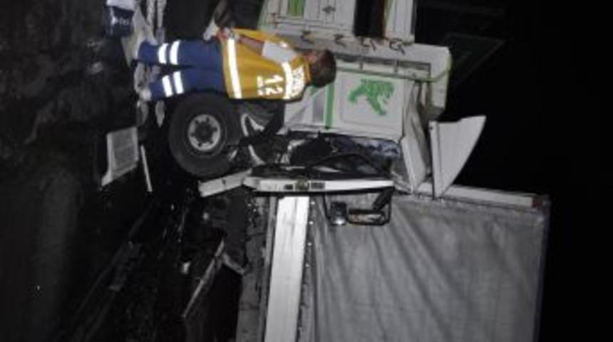 TIR&rsquo;a arkadan &ccedil;arpan kamyonun s&uuml;r&uuml;c&uuml;s&uuml;n&uuml; itfaiye bir saatte kurtardı