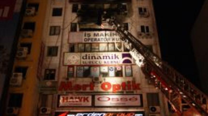 9 katlı binada yangın: İki işyeri kullanılamaz hale geldi