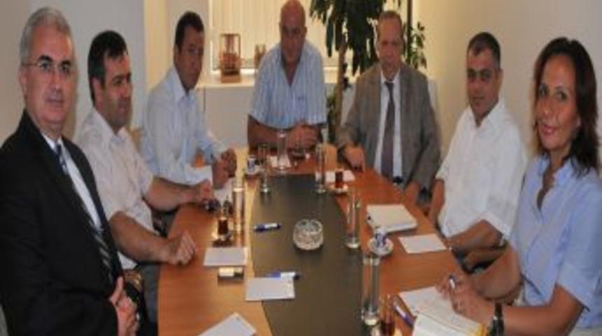 İzmir'de Somali i&ccedil;in &uuml;&ccedil; kamyon tıbbi malzeme toplandı