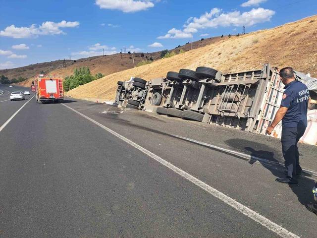 Bingöl’de saman yüklü tır devrildi: 1 yaralı 2