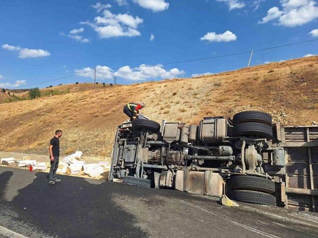 Bingöl’de saman yüklü tır devrildi: 1 yaralı 1