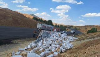 Bing&ouml;l&rsquo;de saman y&uuml;kl&uuml; tır devrildi: 1 yaralı
