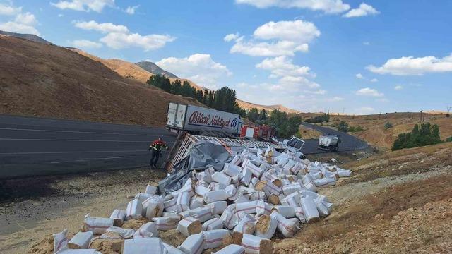 Bingöl’de saman yüklü tır devrildi: 1 yaralı